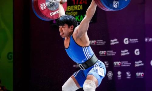 17-летний казахстанец выиграл «золото» ЧМ-2022 с мировым рекордом и подразнил соперников. Видео