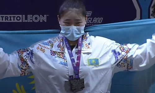 15-летняя казахстанка выиграла медаль чемпионата мира по тяжелой атлетике