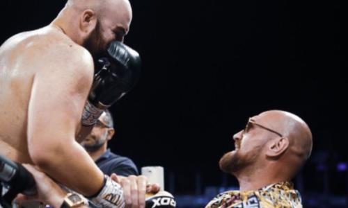 Бой супертяжей за титул IBF закончился быстрым нокаутом и вынудил Тайсона Фьюри наброситься на чемпиона. Видео