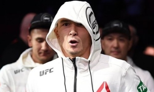 Казахский боец «потерялся» вместо ответа на каверзный вопрос после боя UFC. Видео