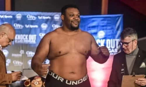 Скандальный супертяж из карда казахстанского нокаутера устроил «сумо» на дуэли взглядов. Видео