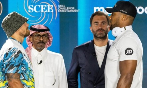 «Может, с Антошкой поздороваешься?». Усик угодил в курьез на пресс-конференции перед реваншем с Джошуа. Видео