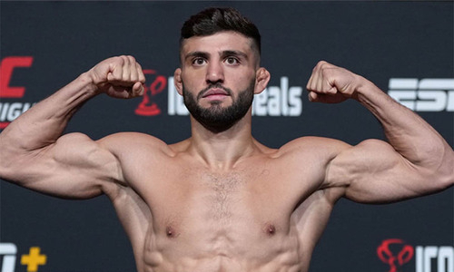 Боец UFC казахстанского менеджера прошел взвешивание перед главным событием турнира