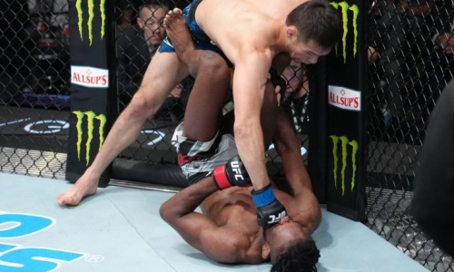 «Кумир Казахстана втоптал американца в канвас». Как рекордсмен UFC просил у Шавката Рахмонова пощады