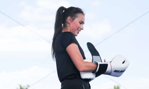 Алину Загитову публично заставили стыдиться перед дебютом в боксе. Видео