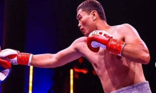 Казахстанский боксер жестко зарубился с россиянином в финальном бою. Видео