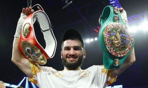 Бетербиев вернулся в Москву и получил шикарный подарок за победу в бою за три титула чемпиона мира. Фото