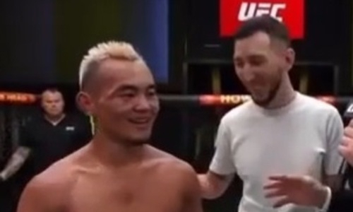 Казахский боец UFC попал в курьезную ситуацию после победы. Видео