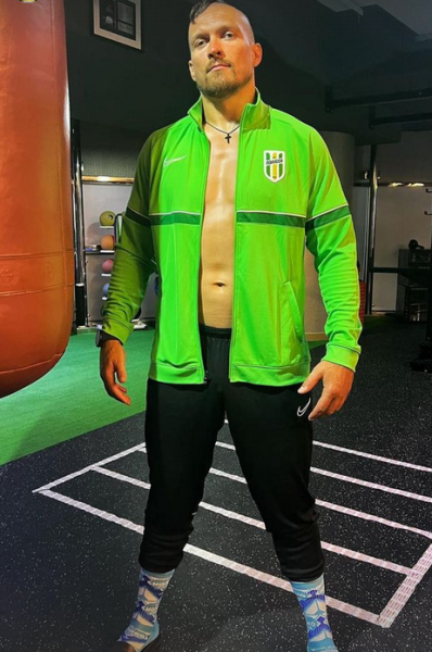 Стало известно, как выглядит Усик после переноса реванша с Джошуа. Фото