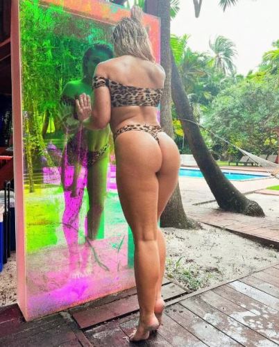 Сочная красотка MMA в леопардовом бикини показала, что не зря тренировала свои ягодицы. Фото