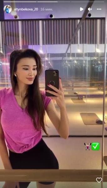 Сабина Алтынбекова распустила волосы и засняла себя в соблазнительном наряде. Фото