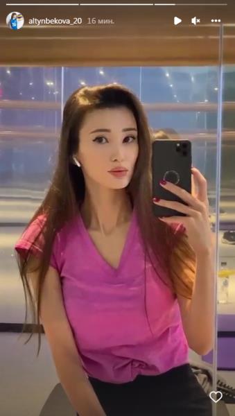 Сабина Алтынбекова распустила волосы и засняла себя в соблазнительном наряде. Фото