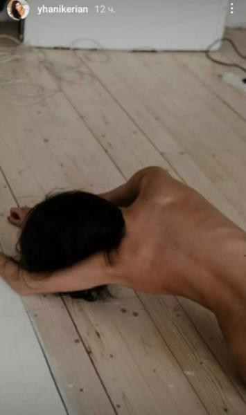 Обнаженная супруга российского бойца ММА соблазнительно изогнулась, лежа на полу. Фото