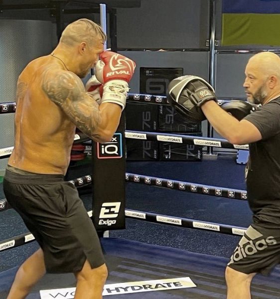 Усик набрал массу перед реваншем с Джошуа. Фото