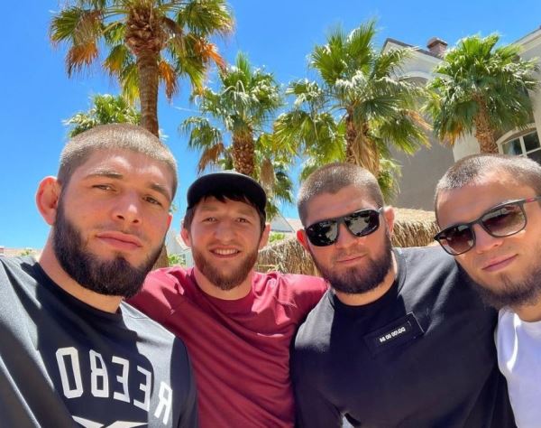 Хабиб Нурмагомедов опубликовал фото с обидчиком казахстанца в UFC