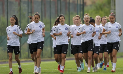 Представлен фоторепортаж с тренировки женской сборной Казахстана