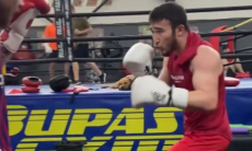 Чемпион мира из Казахстана продолжает подготовку к следующему бою. Видео