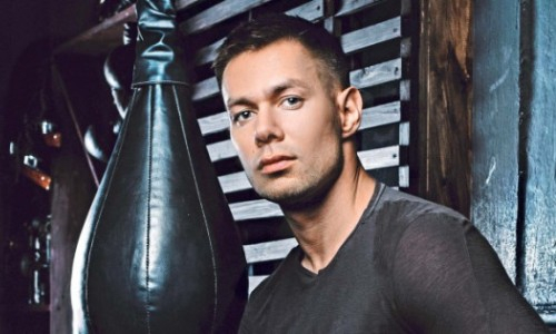 «Мне три месяца били в голову, потом я по два часа ловил вертолёты». Стас Пьеха отхватил на занятиях боксом