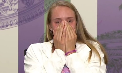 Елена Рыбакина дала волю эмоциям на пресс-конференции после победы на Уимблдоне. Видео