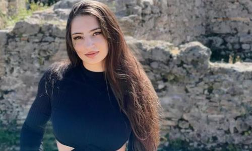 «А купальник где?». Грузинская красотка из ММА оголила ножки на берегу моря. Фото