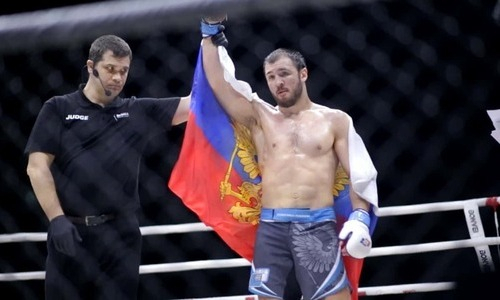 «Хоть как добирайся». Боец из Казахстана призвал россиянина явиться на титульный поединок. Видео