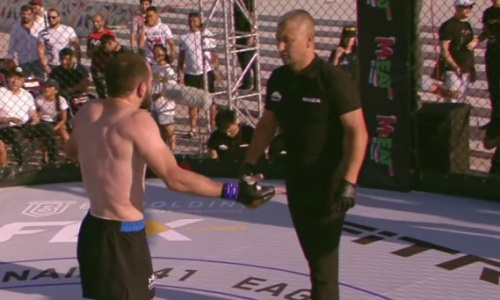 Видео победного боя казахстанского файтера со скандальным итогом в лиге Хабиба