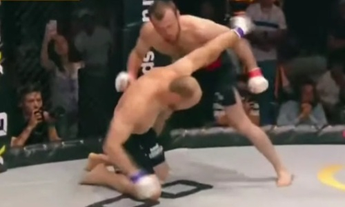 Видео зверского нокаута бывшего казахстанского чемпиона в лиге Хабиба