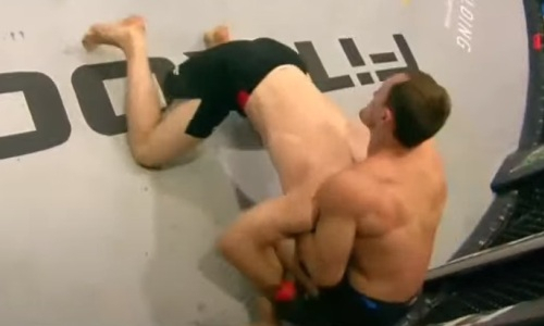 Боец из Казахстана проиграл титул после пяти лет без поражений