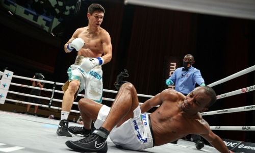 Нокаутированный казахстанским боксером экс-чемпион мира проиграл узбекистанцу и устроил скандал