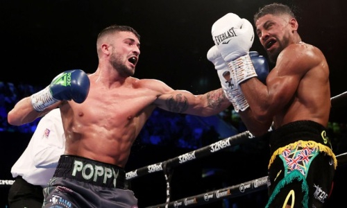 Сенсацией и нокаутом закончился бой чемпиона за три титула. Видео