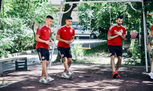 Соперник «Кайрата» провёл тренировку на детской площадке в одном из алматинских дворов. Фото