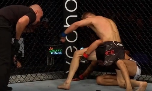 Американский боец UFC брутальным нокаутом выиграл пятый бой подряд. Видео