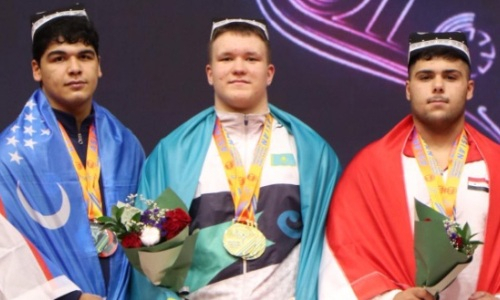 Казахстан завоевал «золото» и две «бронзы» за один день ЧА-2022 по тяжелой атлетике