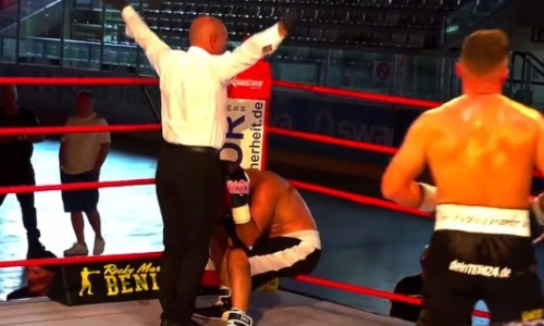 «Мешка» после трехлетнего простоя серией апперкотов усадили на канаты. Видео нокаута