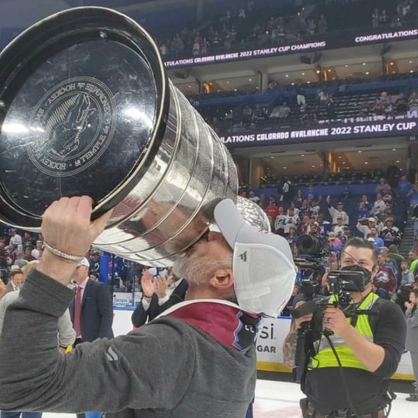 «Кубок Стэнли — самый значительный трофей в моей карьере». Выходец из Казахстана рассказал о себе после триумфа с «Колорадо Эвеланш»