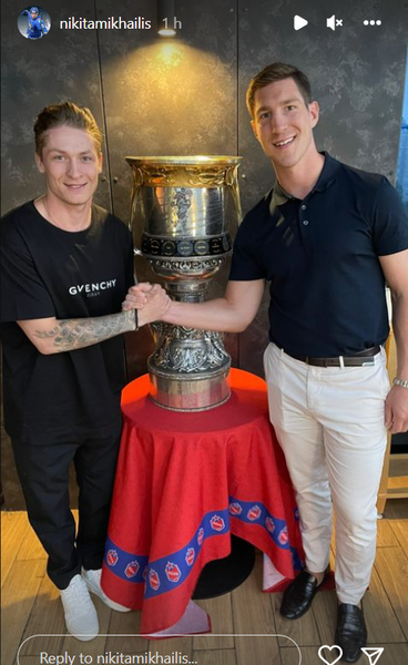 Игроки сборной Казахстана показали фото с Кубком Гагарина