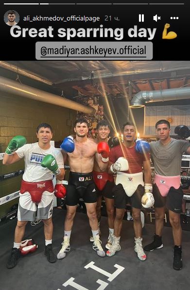 Казахстанские боксеры вышли друг против друга на ринг в США