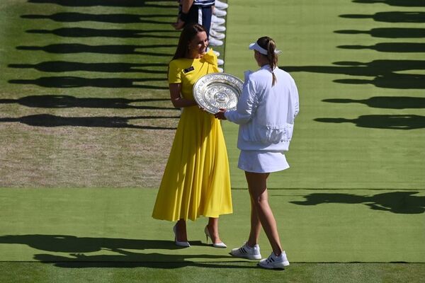 Рыбакина получила трофей Уимблдона из рук герцогини Кембриджской. Фото