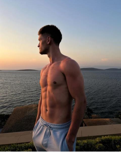 «Влюбляться не советуем». Хоккеист сборной Казахстана попал в топ самых сексуальных игроков клуба КХЛ. Фото