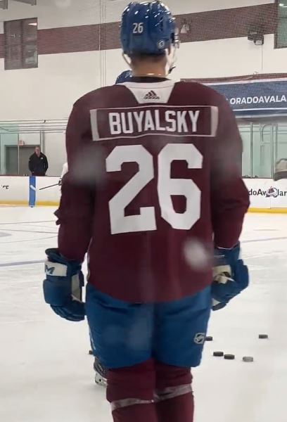 Появились первые кадры казахстанского хоккеиста в форме клуба НХЛ