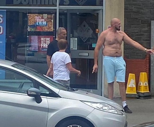 Полуголый Тайсон Фьюри появился на улице и удивил местных жителей. Фото