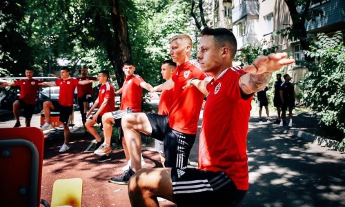 Соперник «Кайрата» провёл тренировку на детской площадке в одном из алматинских дворов. Фото