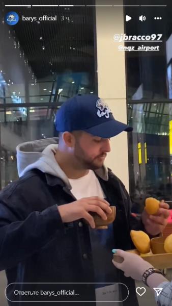 «Барыс» встретил американского новичка и накормил его баурсаками. Фото