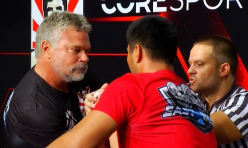 Казахстанец победил легенду армрестлинга из США. Видео