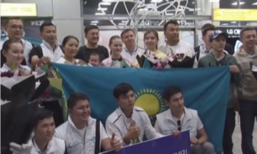 Сборную Казахстана торжественно встретили в Алматы после всемирной шахматной олимпиады