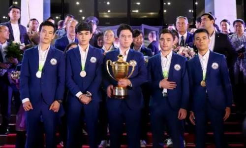 Сборной Узбекистана вручили шикарный подарок за победу на успешной для Казахстана всемирной шахматной олимпиаде. Видео