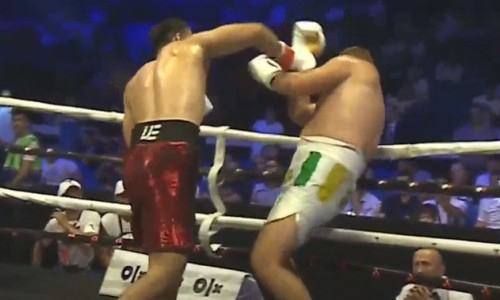 Победивший казахстанского супертяжа боксер из Узбекистана зверски нокаутировал британца. Видео