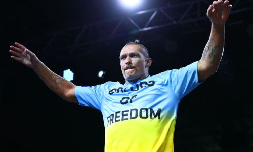 Усик исполнил эффектный трюк на открытой тренировке с Джошуа. Видео