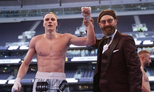 Вечер бокса боя-реванша Усик — Джошуа начался с одностороннего избиения