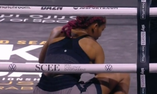 Исторический боксерский бой закончился брутальным нокаутом. Видео